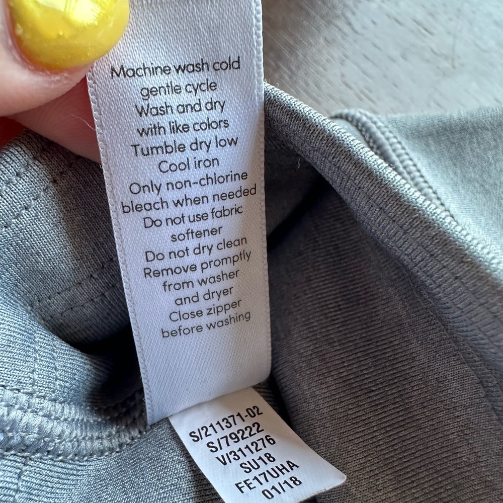 Athleta All in 7" Biker Short in Grey like new size XS style 211371 - Picture 5 of 9